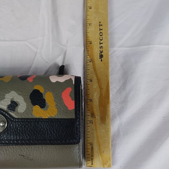 FOSSIL LEATHER MADDOX CLUTCH LEATHER WALLET TAUPE LEATHER WITH SNAP CLOSURE - Picture 10 of 13